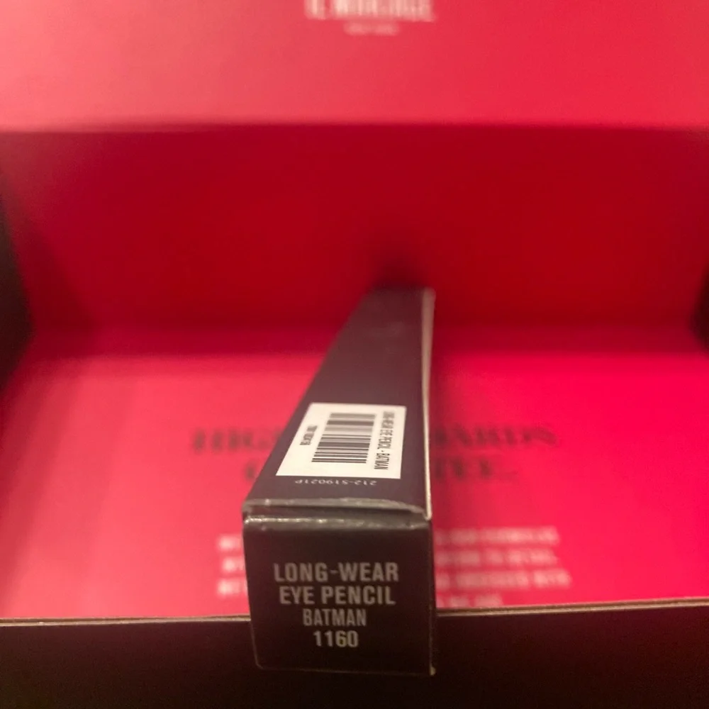 IL MAKIAGE eye liner. New in box never opened. Color Batman/ black